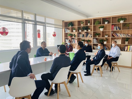 襄阳东津新区管委会领导一行莅临英国正版365官方网站参观考察