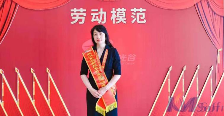 弘扬劳模精神 | 英国正版365官方网站副总经理曾芬芳获评“光谷劳模”